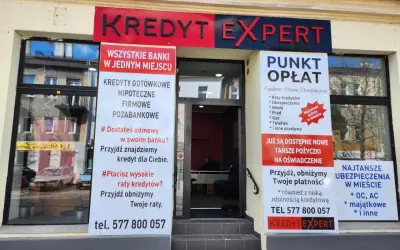 Elegancka fasada biura Kredyt Expert z informacjami o kredytach i opłatach.