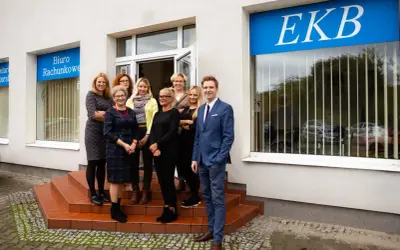Zespół biura rachunkowego EKB w Szczecinie przed budynkiem.